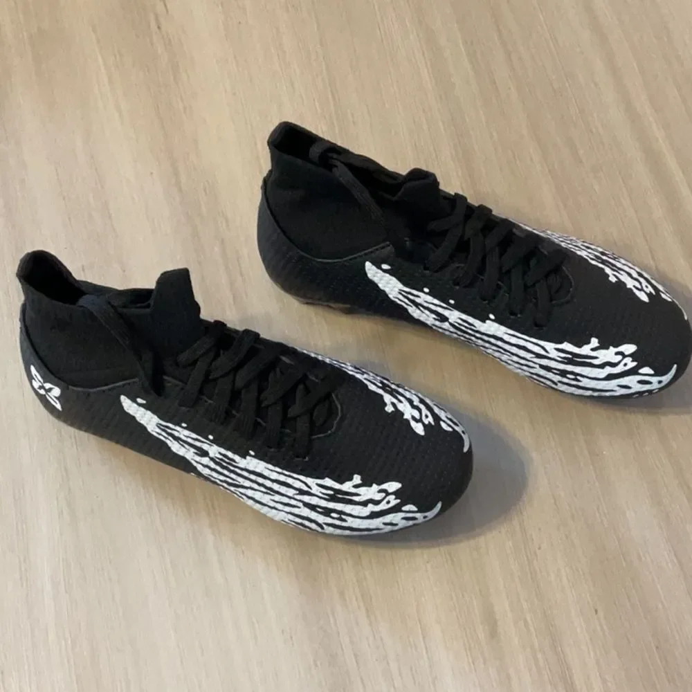 Stylish Black and White Kids Cleats/soccer shoes. EU size 32